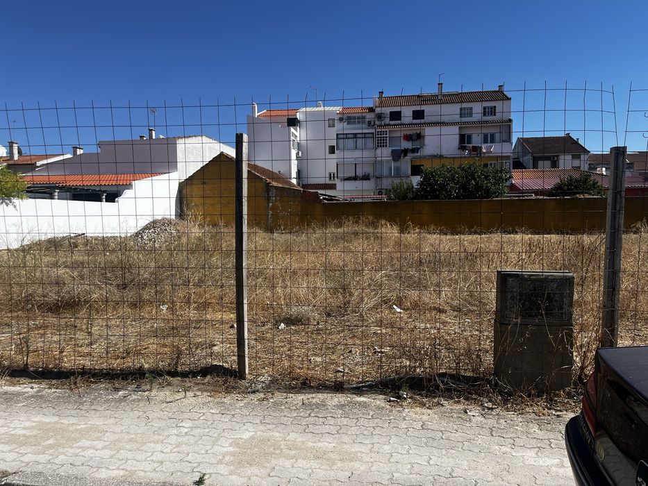 Terreno Urbano com 412 m2 para construção de moradia em Almeirim