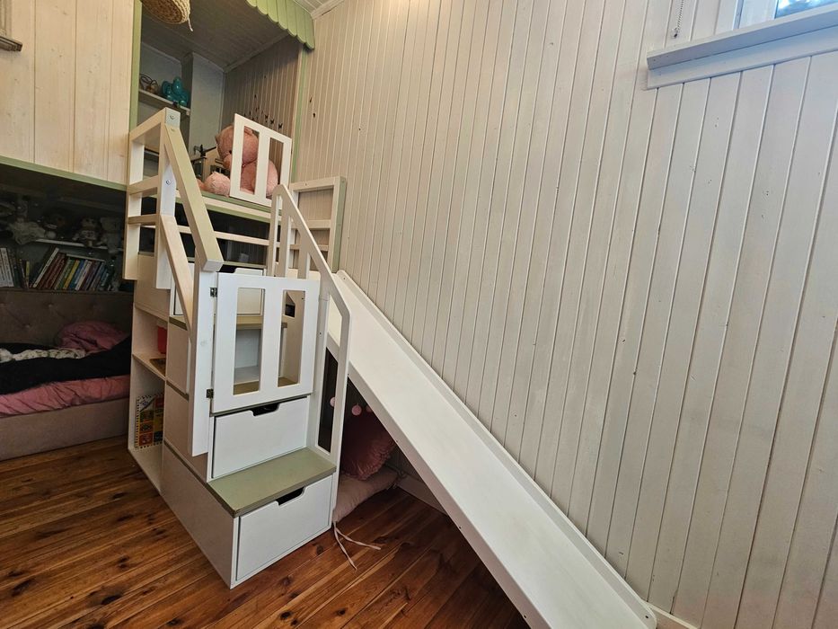 Schodki i zjeżdżalnia do domku dla dzieci