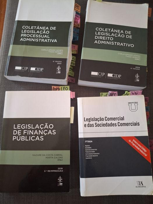 Vários  Códigos e livros Jurídicos do curso Direito FDUL