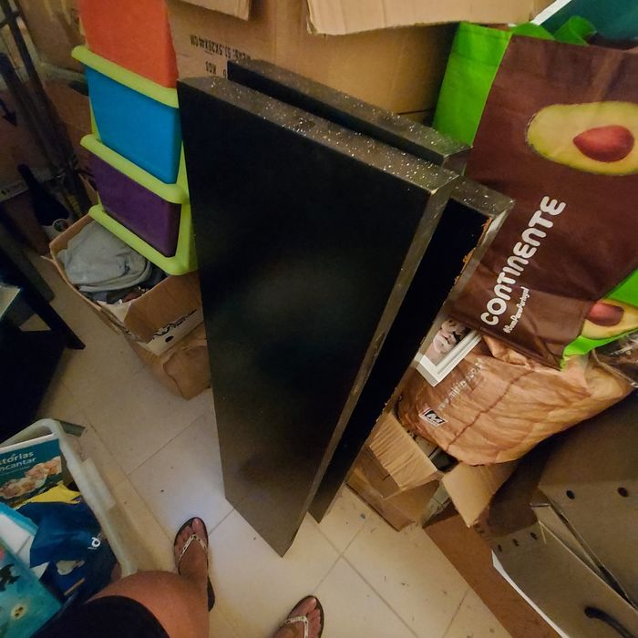 Parteleiras de cor castanha cada 10 euros