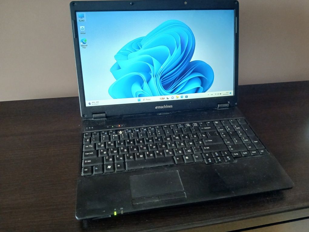 Ноутбук eMachines E528