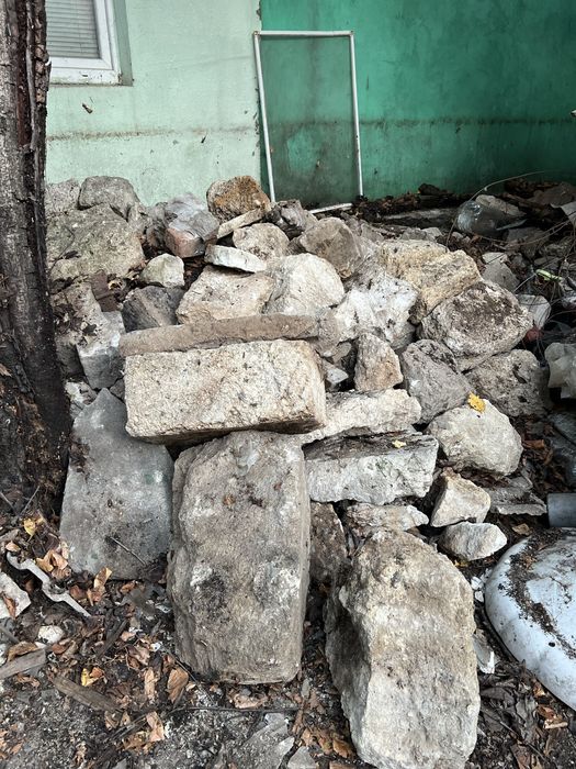 отдам битый кирпич, остатки камня даром