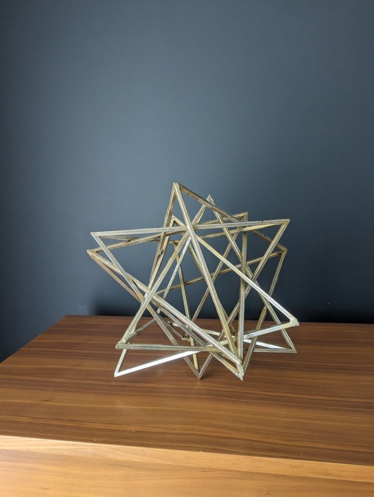 Escultura geometrica em metal