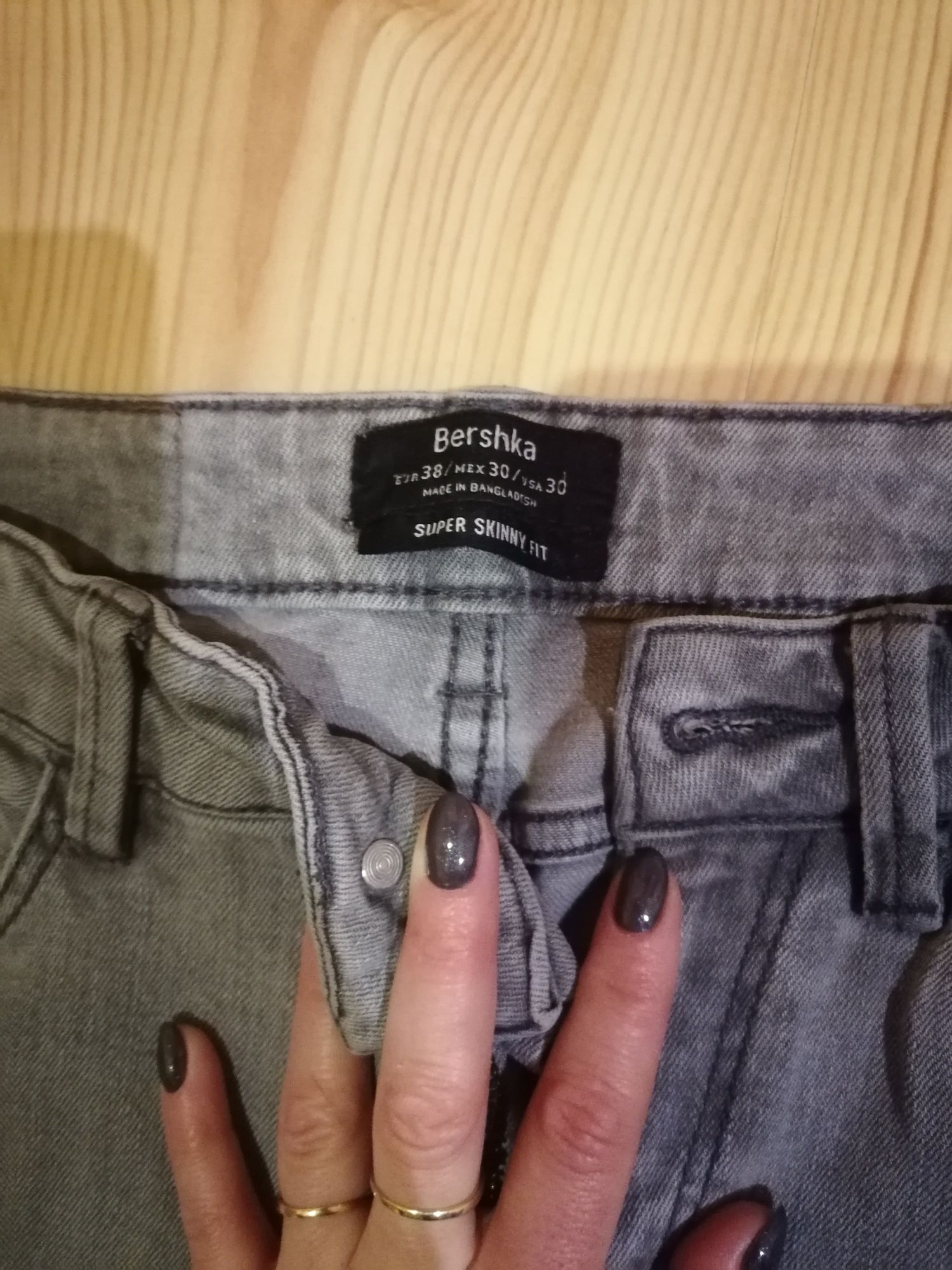 Szare jeansy damskie