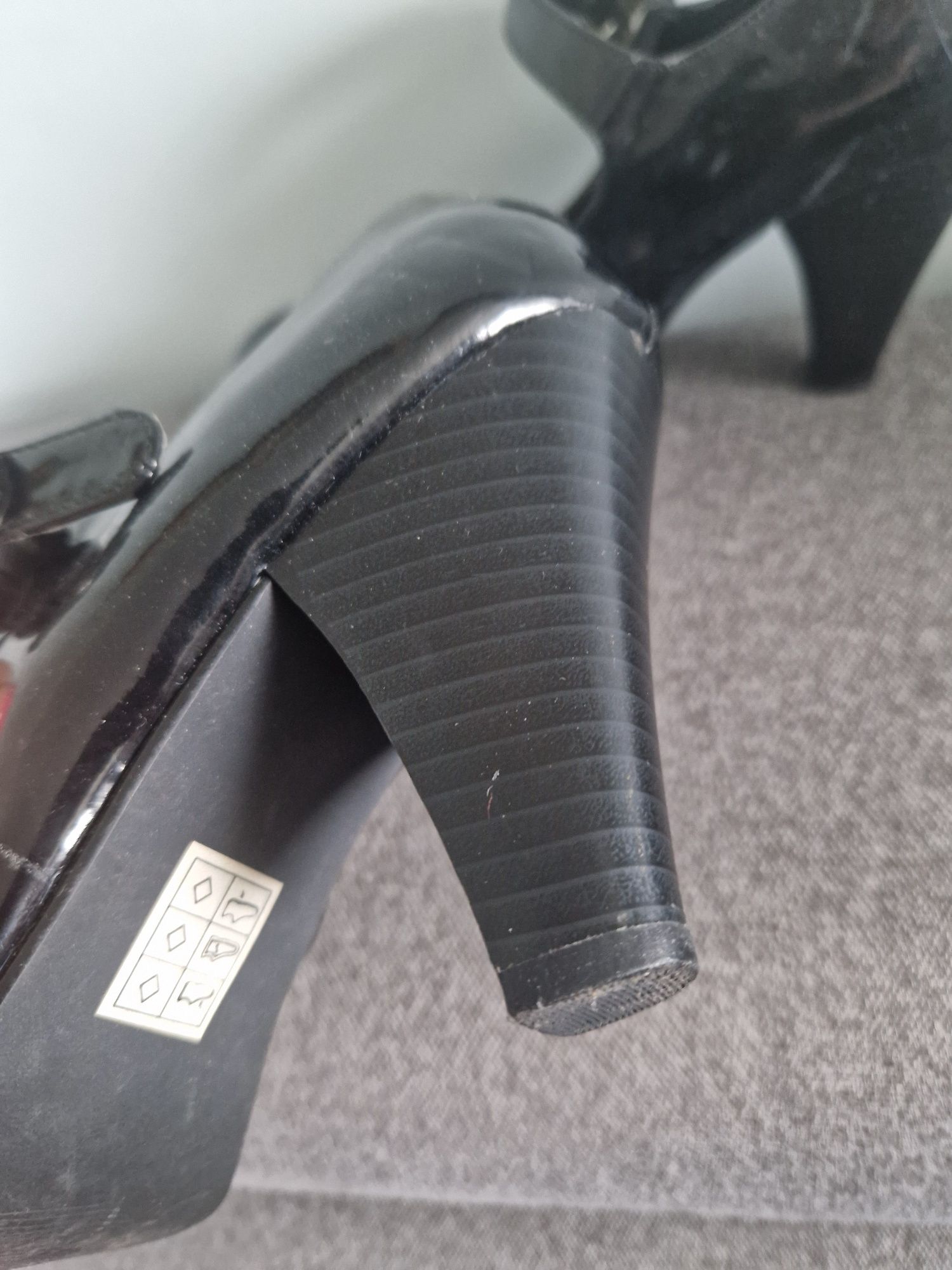 Buty lakierki na obcasie