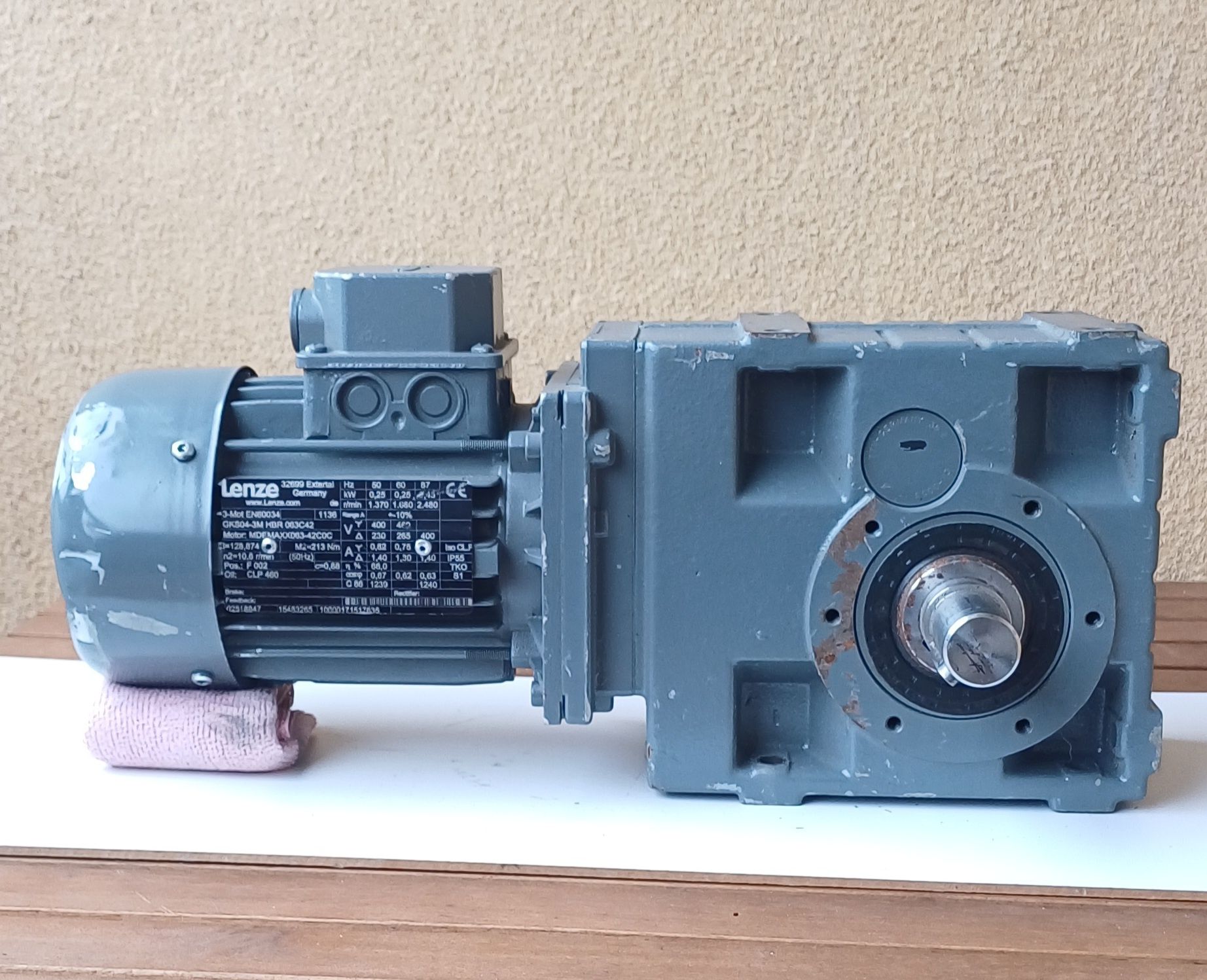 Lenze motoreduktor 0,25 kW 213Nm nieużywany silnik przekładnia ślimako