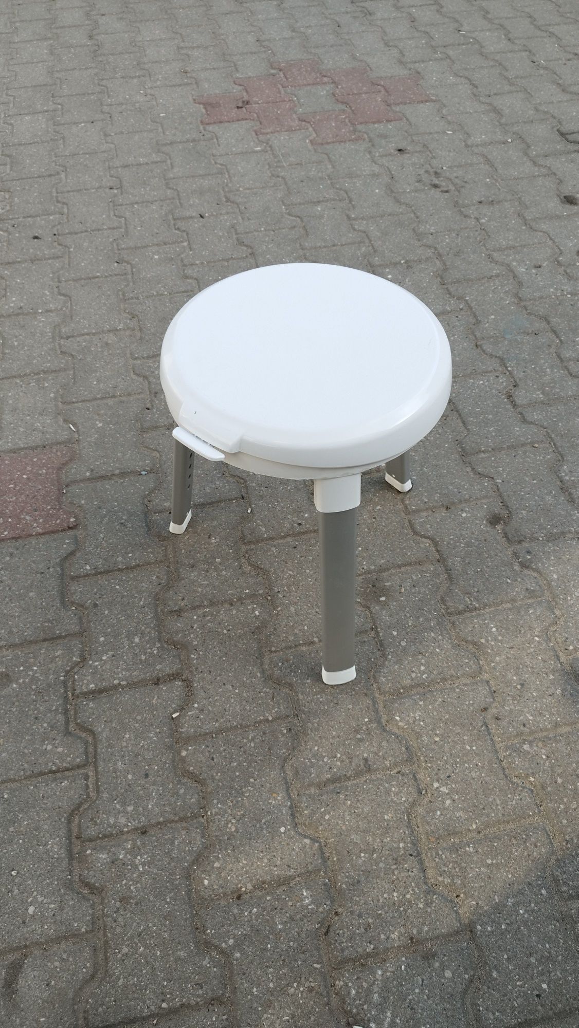 Taboret obrotowy pod prysznic