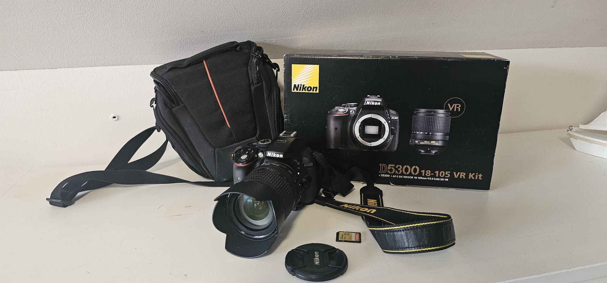 Lustrzanka Nikon D5300 z obiektywem Nikkor DX VR 18-105 mm+ statyw