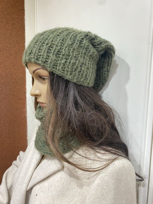 Komplet czapka i komin w kolorze oliwkowej zieleni