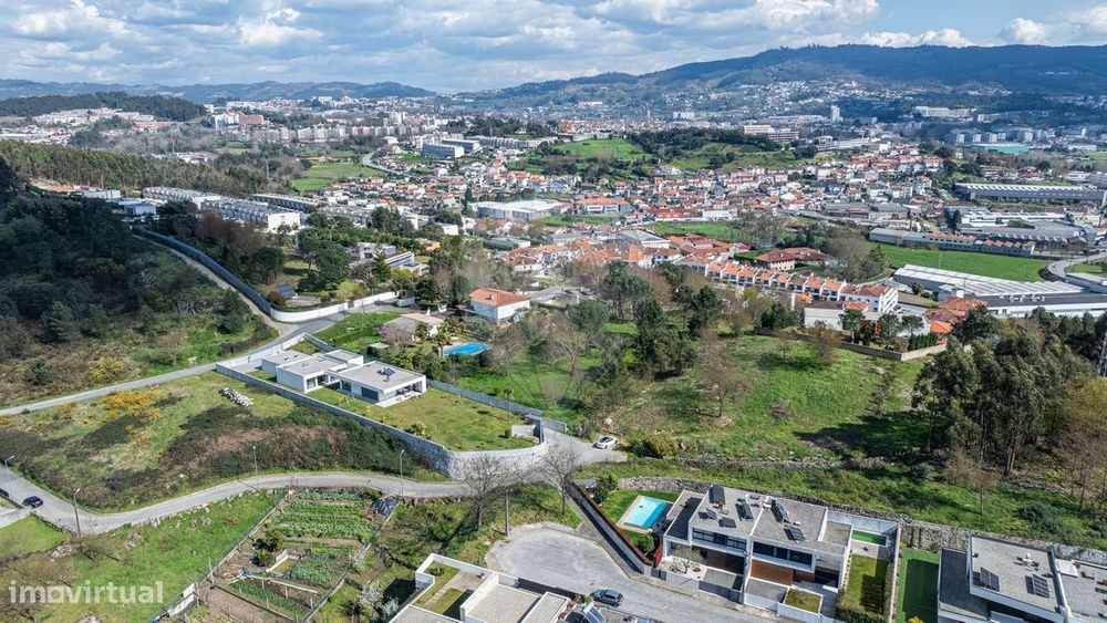 Terreno urbano com 2345m2 em Creixomil, próximo do centro de Guimarães