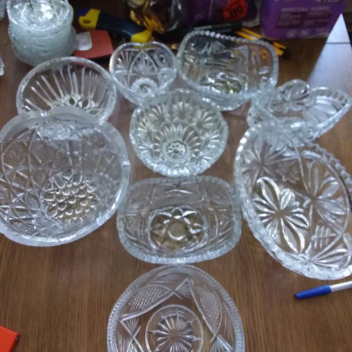 Вазы для цветов, салатники разные-хрустальные. Пепельница СССР.