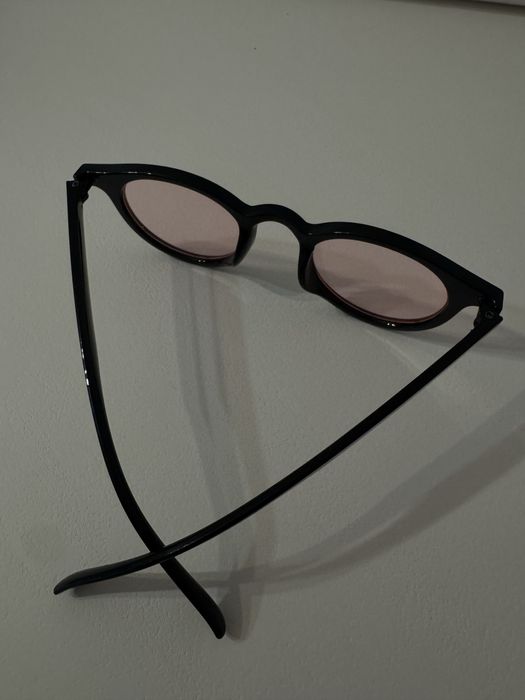 Óculos de sol pretos com lentes rosa