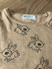 Sweterek dziewczęcy H&M z motywem królika i brokatem.