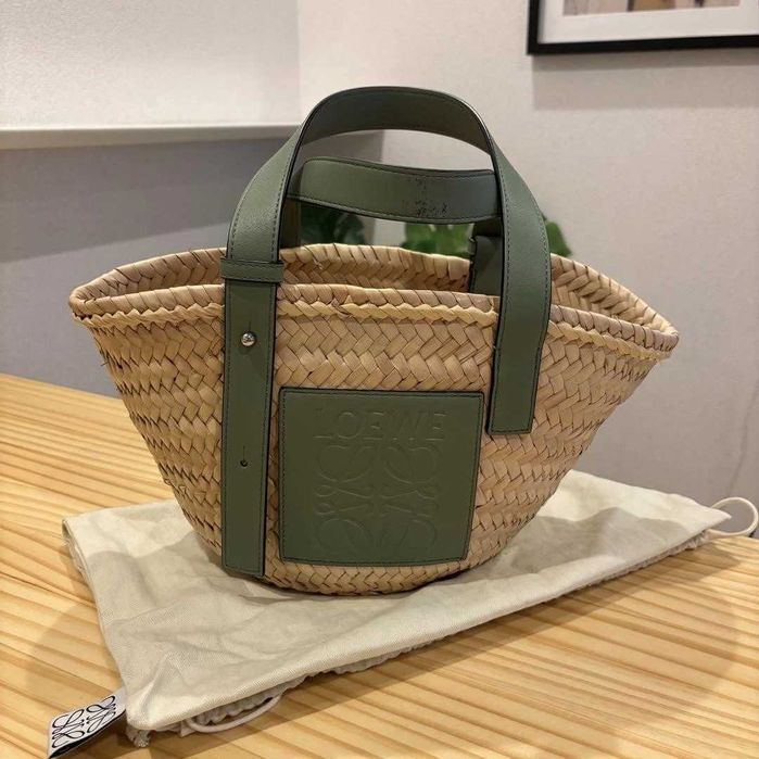 Bolsa Loewe pequena verde trançada clássica de verão.