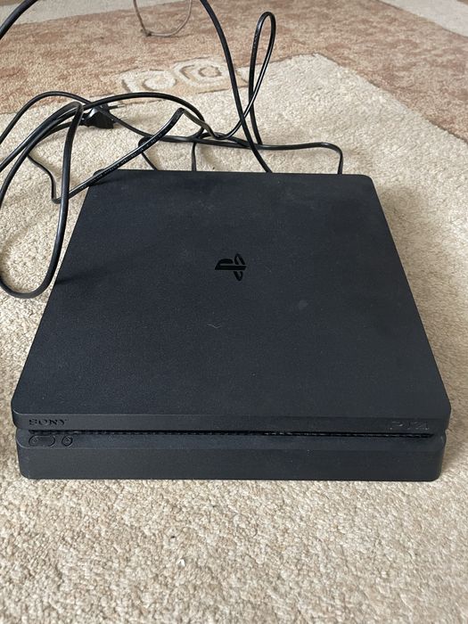 PlayStation 4 Slim 1TB 2 pady