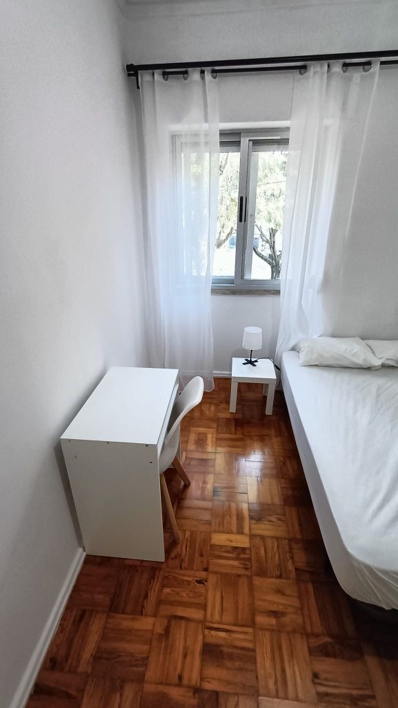 Para Rapariga , com casa de banho privativa e mini frigorifico