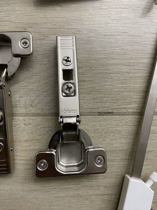 Zawiasy meblowe Blum / FGV