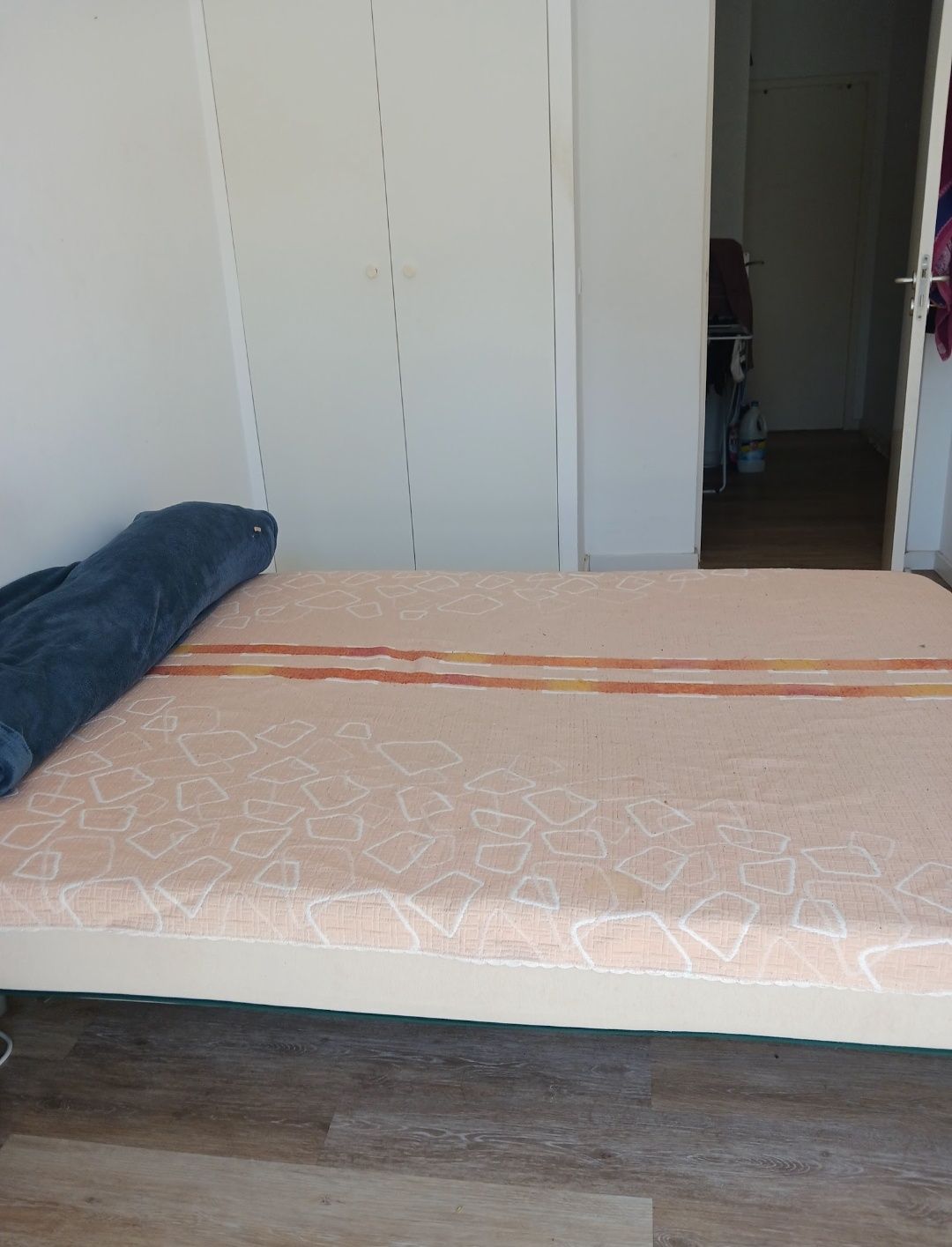 Quarto na Amadora para soleiro(a) com cama de casal