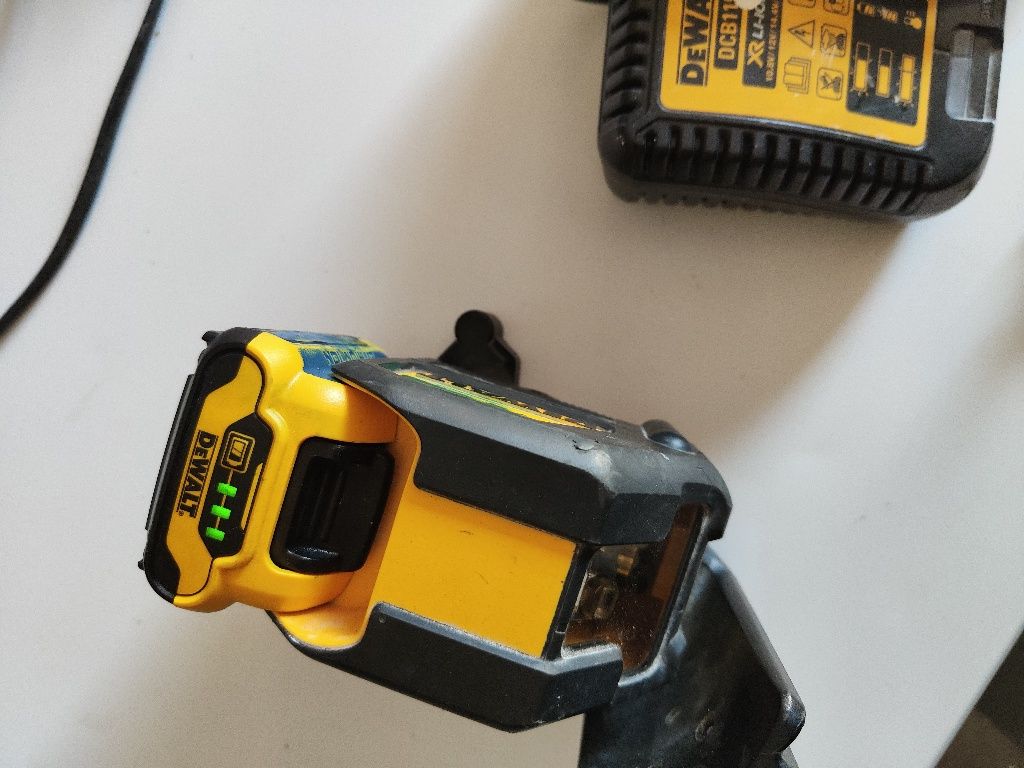 DeWalt laser krzyżowy zielony bateria ladowarka okazja