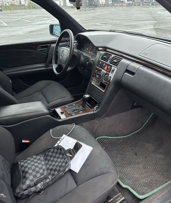 Мерседес 210 живой