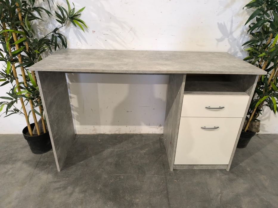 Fajne biurko z szufladami. Dowóz