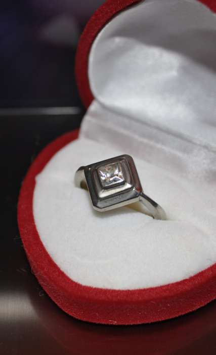 Srebrny pierścionek z kwadratową cyrkonią