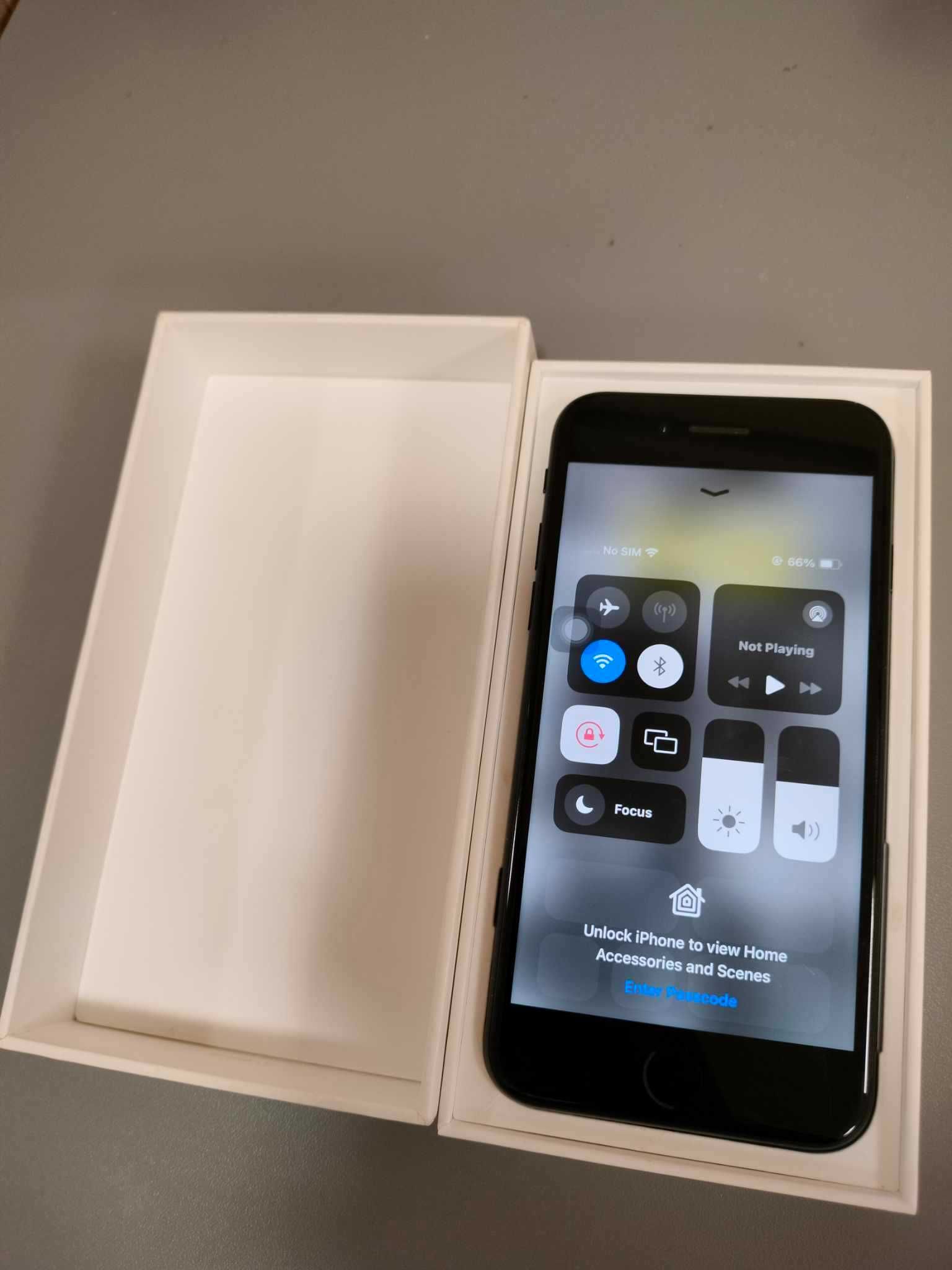 iPhone SE 2020 jak nowy