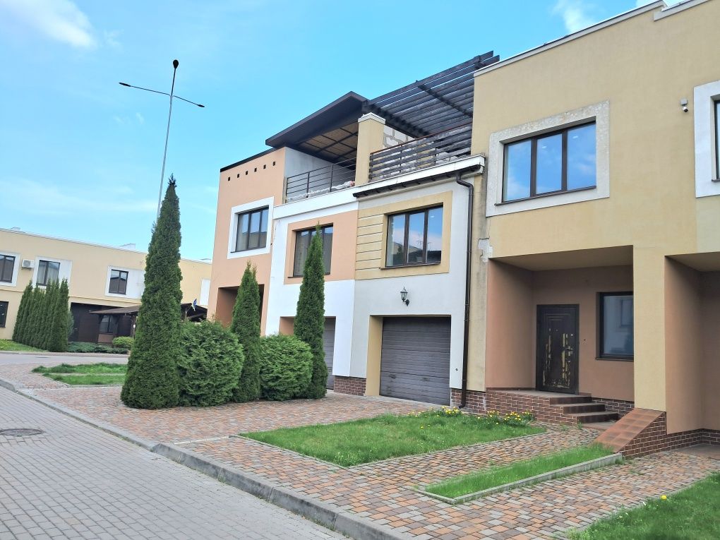 Продам котедж з гаражем в елітному районі!