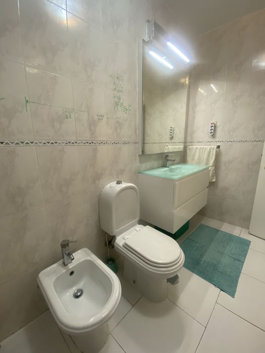 Móvel , espelho, torneiras , sanita e bidé wc