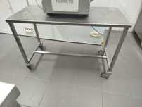 Mesa de apoio com rodas