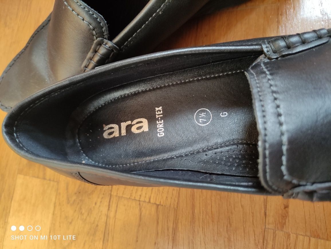 Vendo par de sapatos tamanho 40 marca Ara