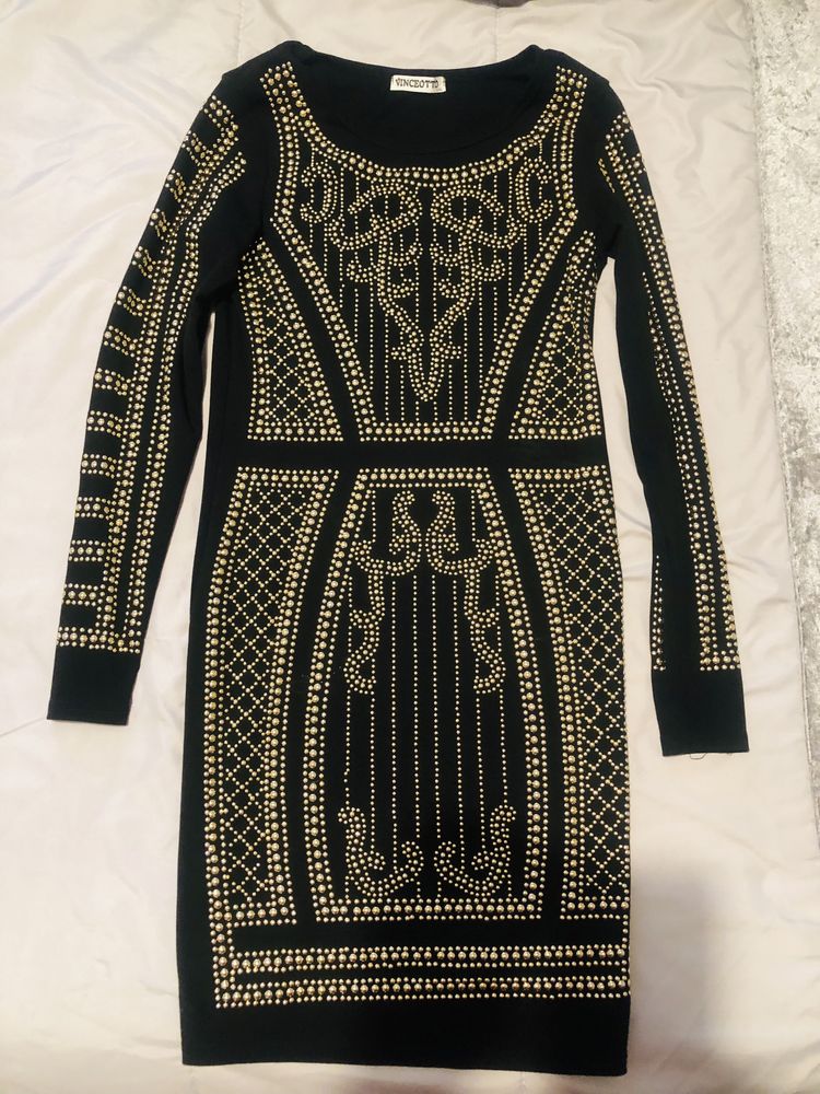 Vestido lindo preto e com lantejolas douradas