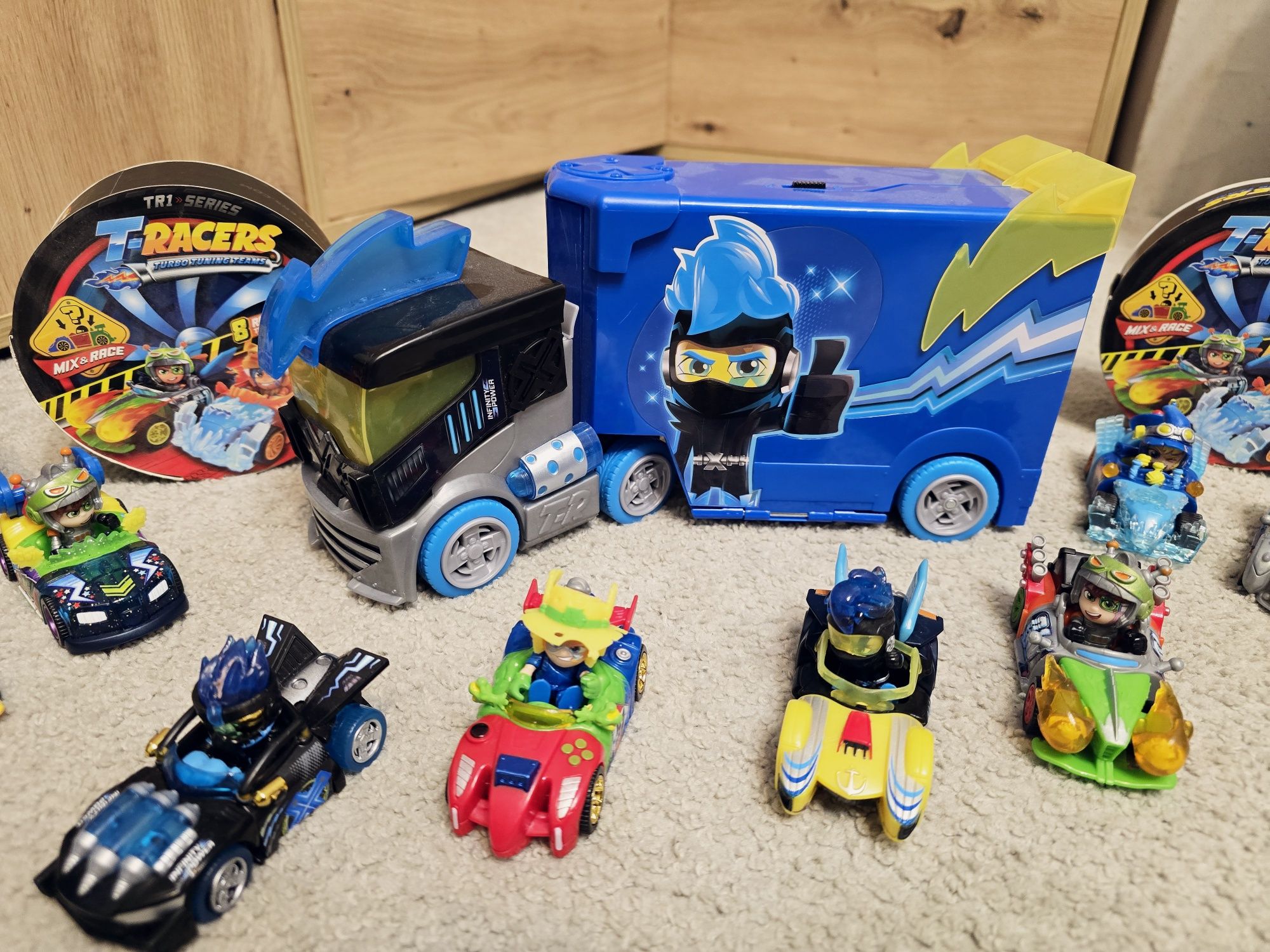 T-RACERS 4 XRacer Turbo Truck Ciężarówka + 9 Figurek i aut jak nowy