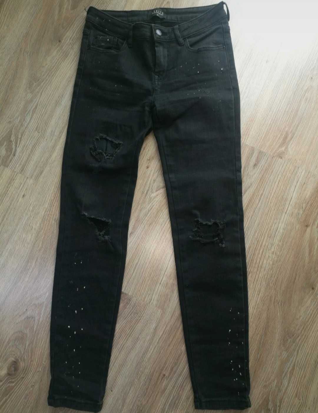 Modne czarne jeansy