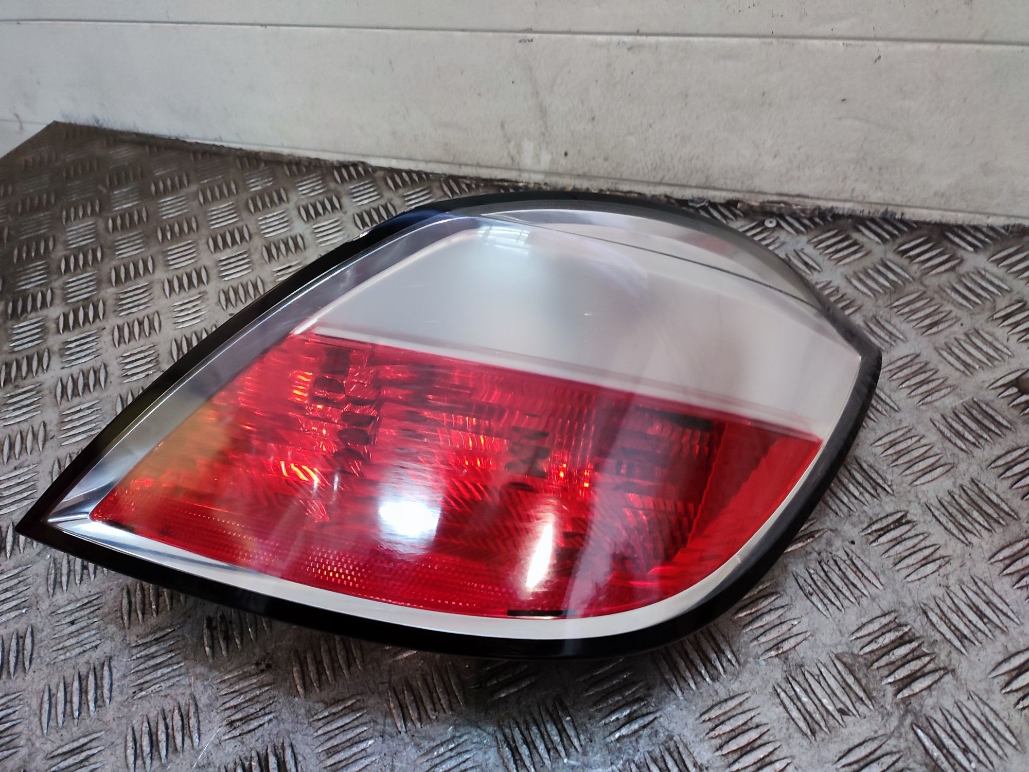 Opel Astra III H hatchback 5d lampa prawa prawy tył tylna