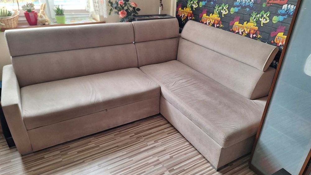 Do sprzedania sofa rogowa o wymiarach 230cm x 180cm.