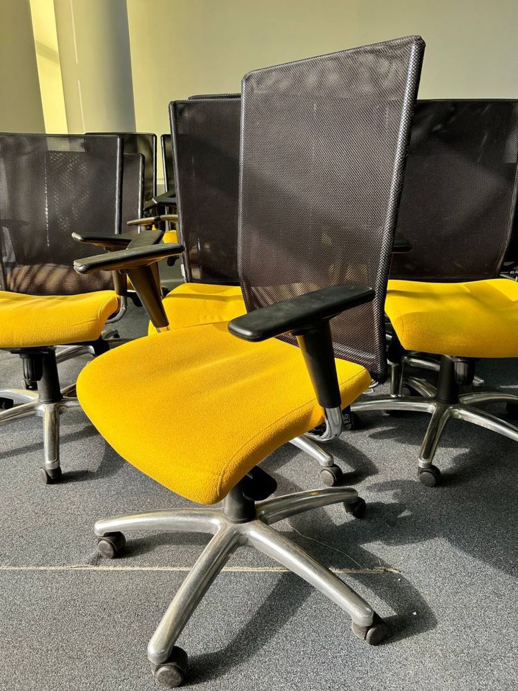 Розпродаж офісних меблів крісла столи стільці тумби шафи стеллажі