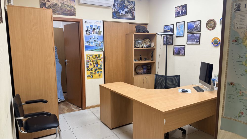 Офісний стіл та меблі