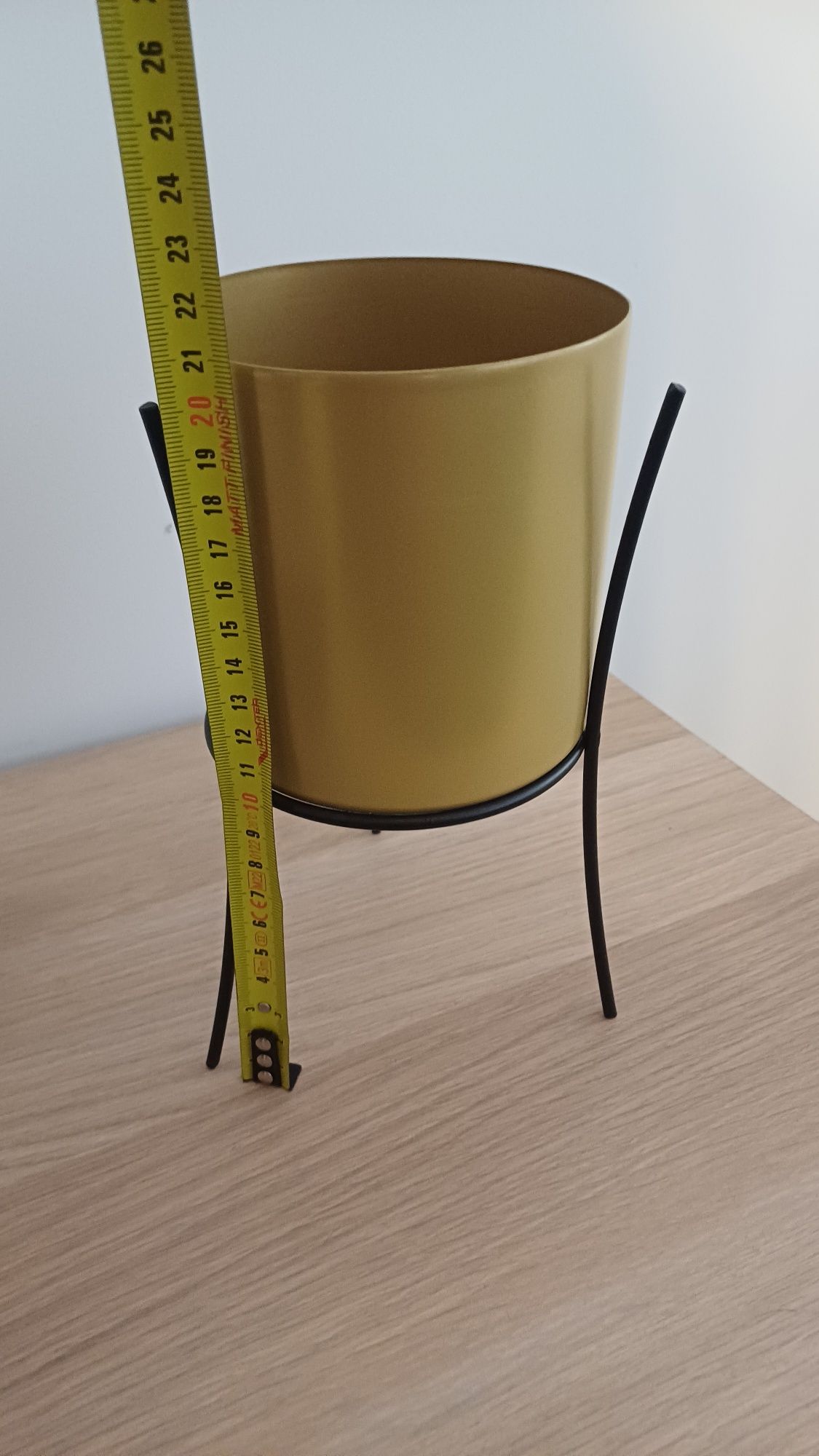 Vaso dourado com suporte + planta (novo)