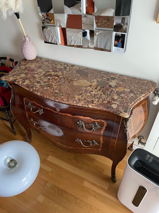 Cómoda classica antiga. Luis XV. Com tampo de marmore