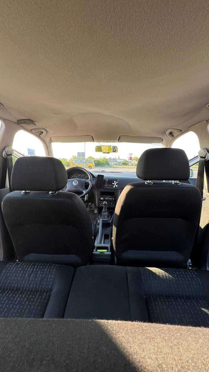 Автомобіль Volkswagen Golf Var. 1,6 Basic 77kw