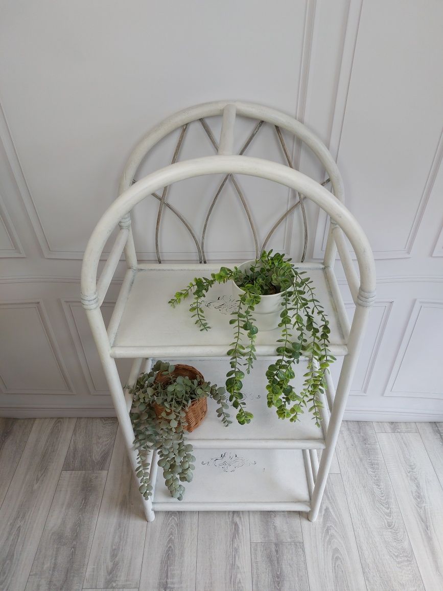 Biały rattanowy półokrągły regał / szafka Shabby Chic