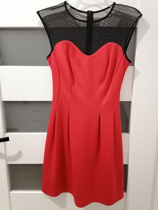 Czerwona klasyczna sukienka