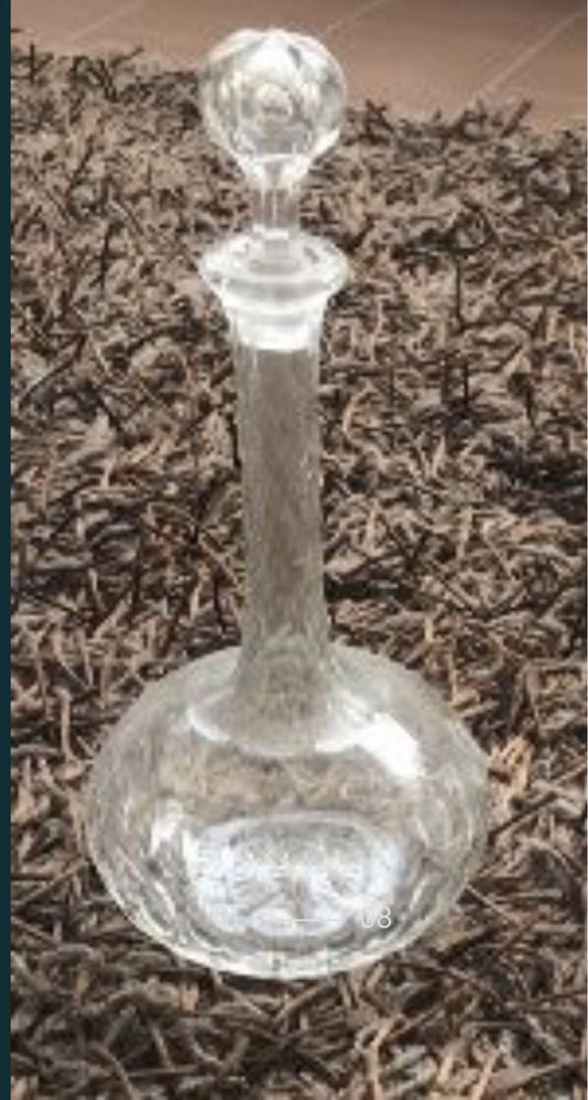 Garrafa de licor de cristal e boleira