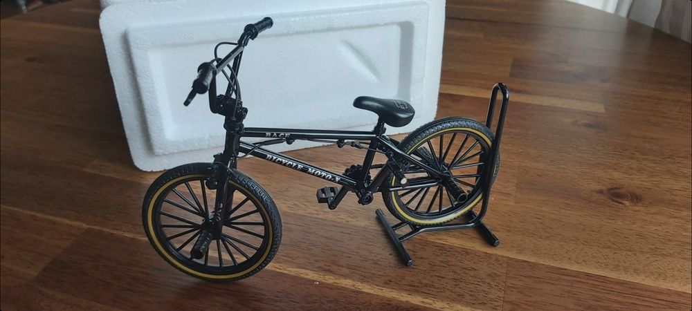 Rower - metalowy model w skali 1:10. Nowy.
