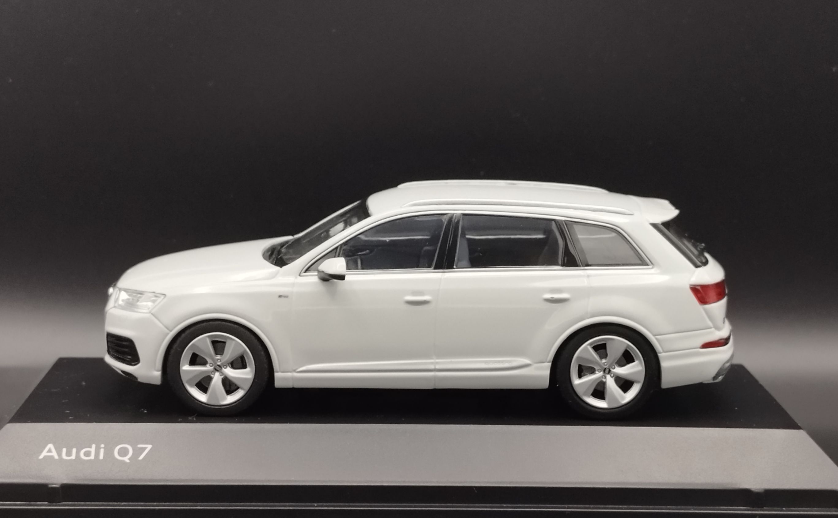 1:43 Spark Audi Q7 model nowy