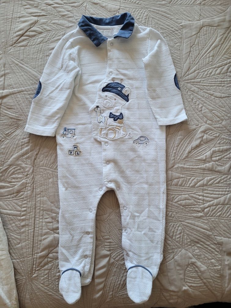 Pajacyk piżamka Mayoral rozmiar 74, 6-9 miesięcy. Biały z żyrafą.