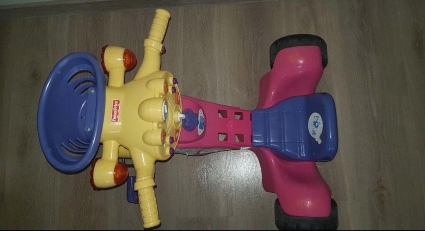 Skuter/ motor/ rower trojkolowy Fisher Price interaktywny z dźwiękami