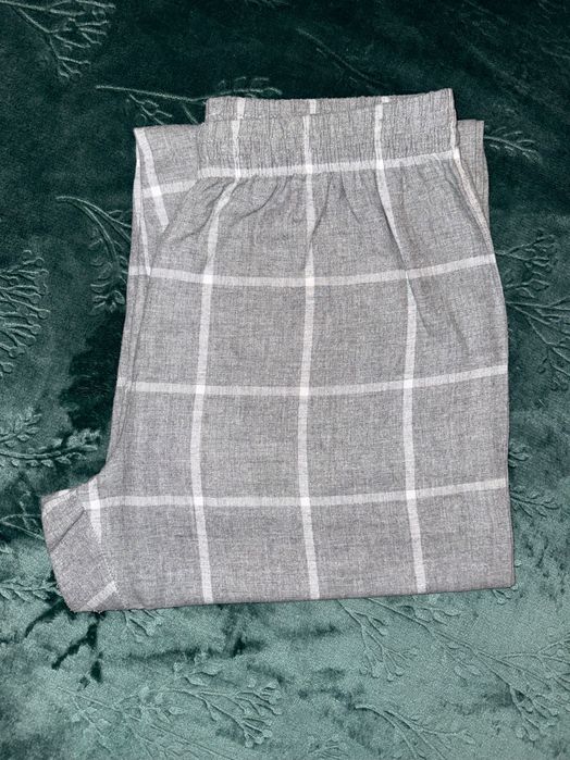 Pijama cinzento com riscas brancas