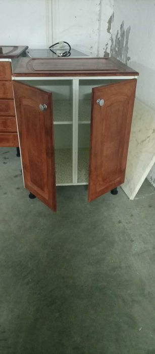 Um pequeno armário com quatro compartimentos, parecendo novo